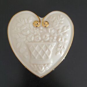Lenox jewelry, trinket heirloom heart box china Exc cond. No chips Gold accents!